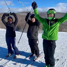 There’s fresh snow up north, and students are headed up for another fun ski weekend! 🎿 ❄️